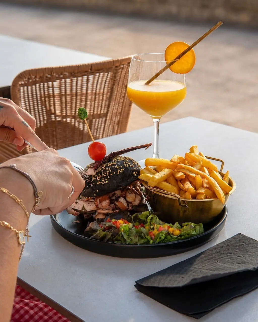 Plat généreux et cocktail à La Sergerie