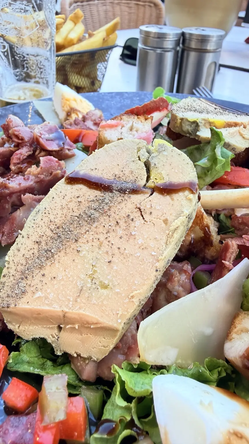 Salade gourmande servie à La Sergerie au Grau d’Agde